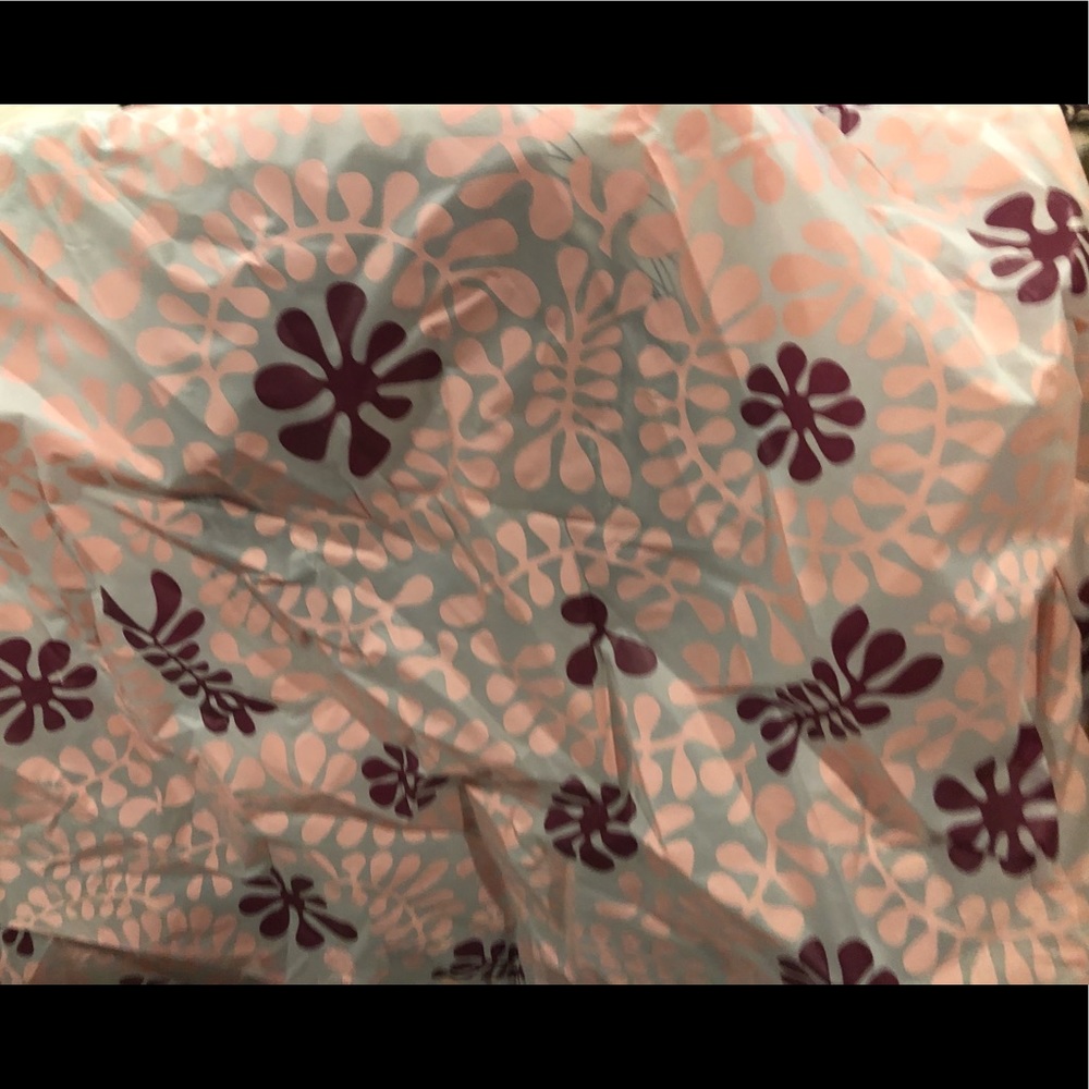 🚿 Shower curtain salmon color with white hooks